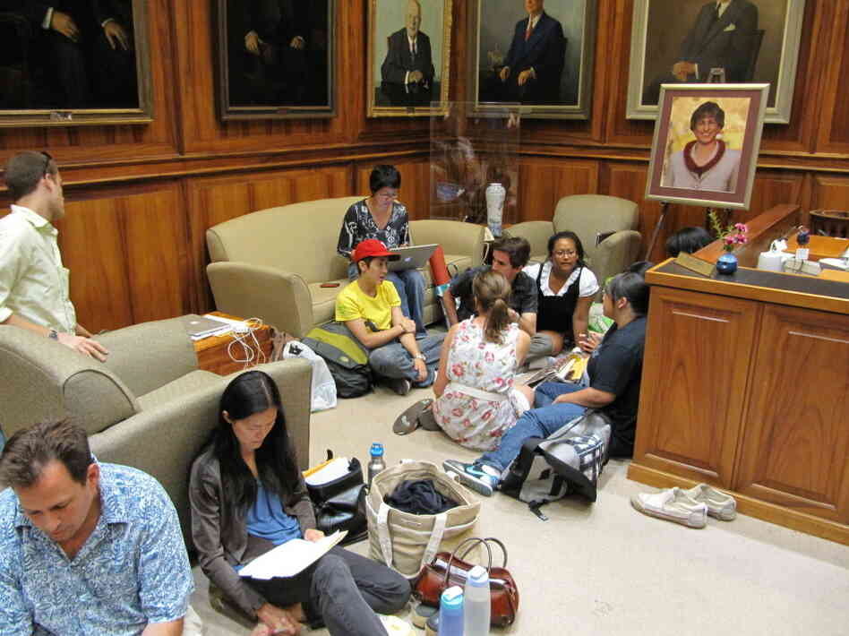 Hawaii school furlough sit-in Hawaii school furlough sit-in